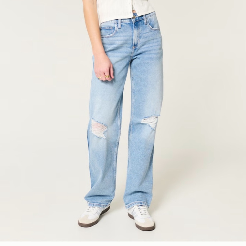 EUC Hollister Ultra High Rise Dad Jean color Medium Destroy
Size 25 X 33